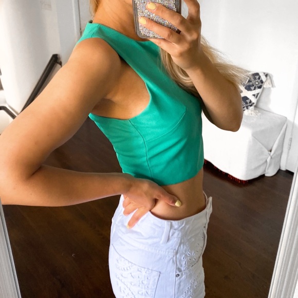 🌱 LULU’S GREEN CROP TOP! - Picture 2 of 11